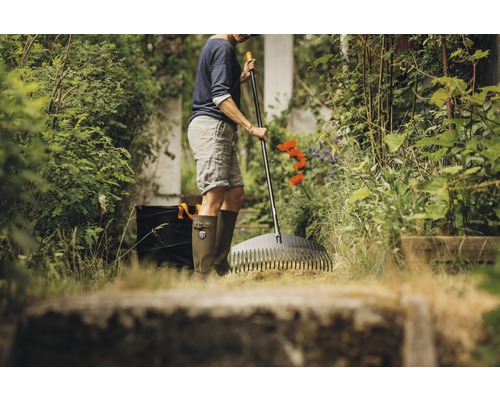 Scène de jardinage avec râteau à feuilles et jardinier