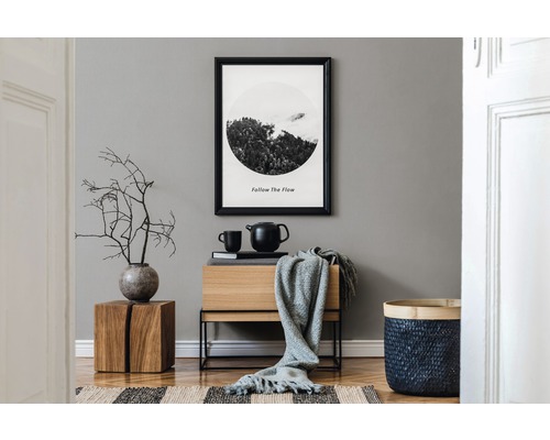 Ambiance d''habitation décorative avec des meubles en bois, une image encadrée et des accessoires d''habitation