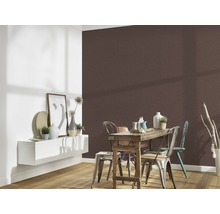 Salle à manger avec papier peint mural marron, table en bois et chaises.