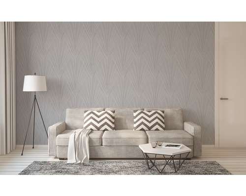 Wohnzimmer mit gemusterter Tapete, Sofa und Stehlampe