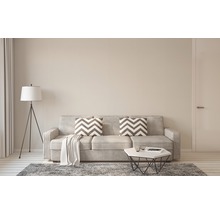 Helles Wohnzimmer mit Sofa, Kissen, Teppich und Stehlampe