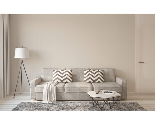 Helles Wohnzimmer mit Sofa, Kissen, Teppich und Stehlampe