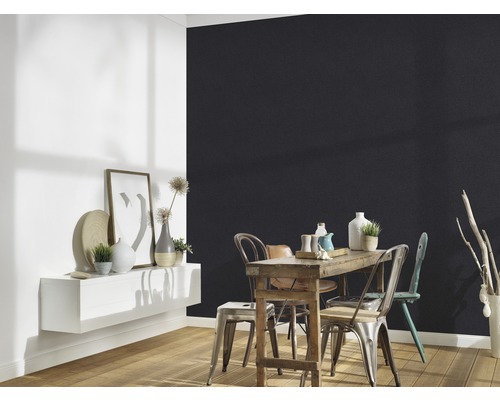 Esszimmer mit Holztisch, Stühlen und Wandregal