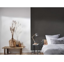 Décoration de chambre avec vases en verre, lampe de table et lit