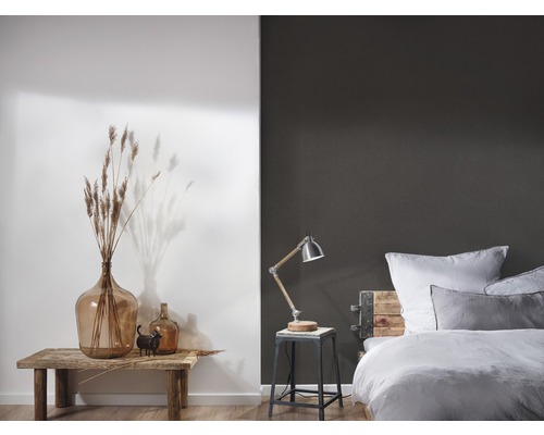 Décoration de chambre avec vases en verre, lampe de table et lit