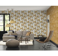 Wohnzimmer mit Sofa, Sessel, Teppich, Tisch und Wandtapete mit Palmenmuster.