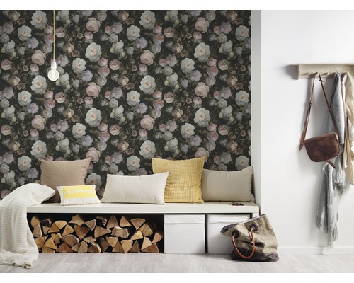 Vue d''une pièce avec papier peint à motifs floraux, banc et rangement pour le bois