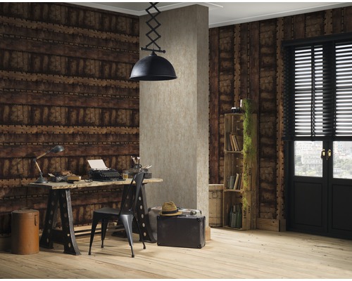 Bureau avec bureau, chaise, machine à écrire, bibliothèque et fenêtre avec stores devant un mur avec papier peint imitation bois