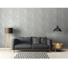 Wohnzimmer mit Sofa, Lampe und gemusterter Tapete