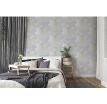 Chambre avec papier peint à motifs de nuages, lit et rideaux
