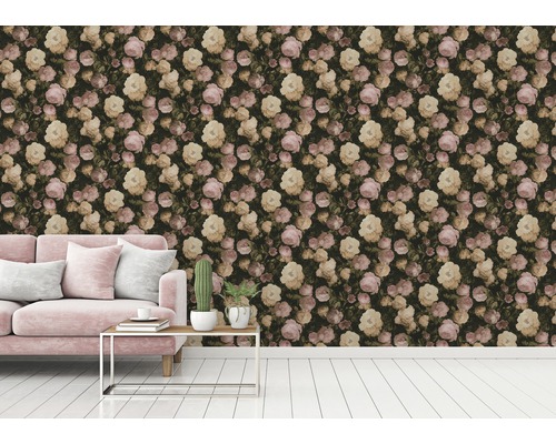 Salon avec un papier peint à motifs de roses, un canapé et une table