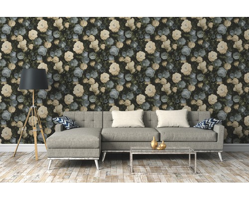 Wohnraum mit Blumentapete, Sofa und Stehlampe