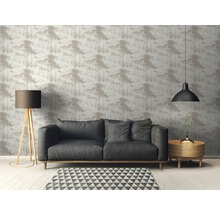 Wohnzimmer mit Sofa, Stehlampe und Tapete mit Waldmotiv