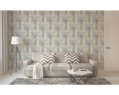 Wohnzimmer mit Retro-Tapete, Sofa und Stehlampe