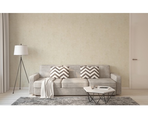 Salon avec canapé, table basse et lampadaire