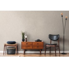 Salon avec commode, chaise et lampadaire sur parquet