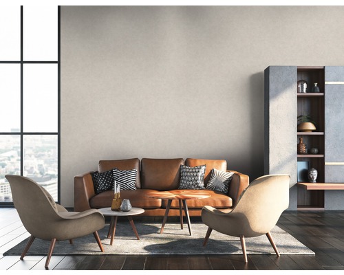 Wohnzimmer mit Ledersofa, zwei Sesseln, Couchtischen, Regal und großem Fenster