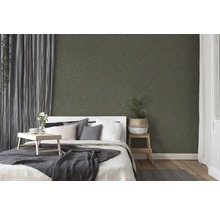 Chambre avec papier peint à motifs, lit et rideaux