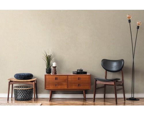 Wohnzimmer im Retrostil mit Kommode, Stuhl, Hocker und Stehlampe