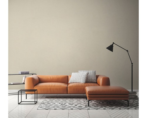 Wohnzimmer mit Ledersofa, Hocker, Stehlampe und Teppich auf Holzboden