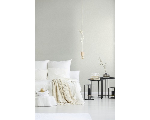 Chambre claire avec lit, tables d''appoint et suspension