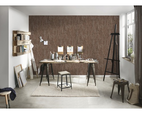 Atelier d''artiste avec chevalet, établi, tabouret, étagère et papier peint mural marron