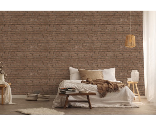 Schlafzimmer mit Bett und Ziegelwandtapete