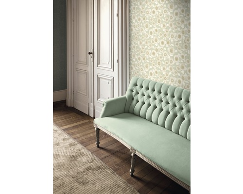 Scène avec papier peint à motifs floraux, une porte et un canapé