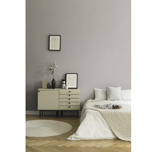 Chambre à coucher avec lit, commode, tapis et décoration