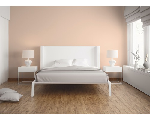 Chambre lumineuse avec lit double, tables de chevet et lampes