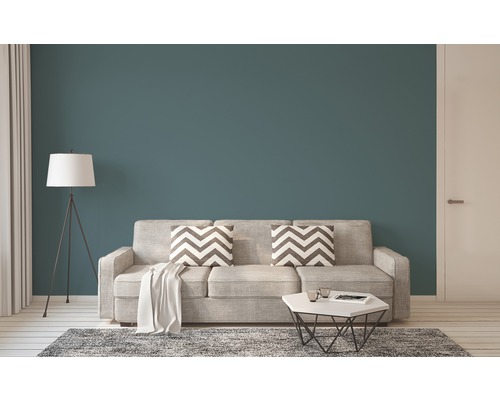 Salon avec canapé, lampadaire et table basse sur tapis