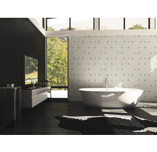 Salle de bain moderne avec baignoire îlot, meuble-lavabo et grande fenêtre