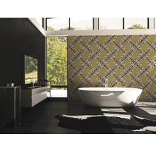 Salle de bains avec baignoire, lavabo et carreaux muraux à motifs