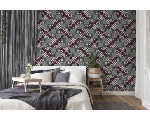 Schlafzimmer mit gemusterter Tapete in Fliesenoptik, Bett und Vorhängen