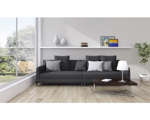 Wohnzimmer mit Sofa, Tisch und Dekoration