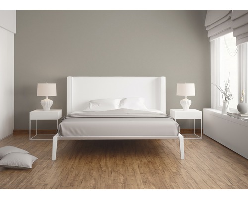 Chambre à coucher avec lit, tables de chevet et lampes