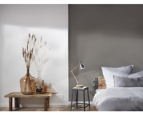 Chambre avec lit, lampe de chevet et décoration sur une table en bois