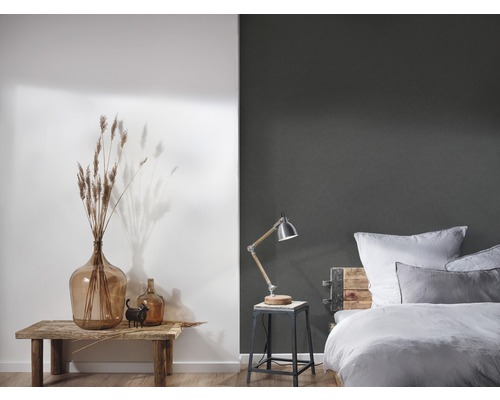 Chambre décorative avec table, vase en verre, lampe et lit