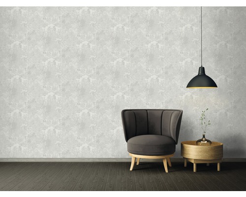 Salon avec fauteuil, table d''appoint, suspension et papier peint à motifs