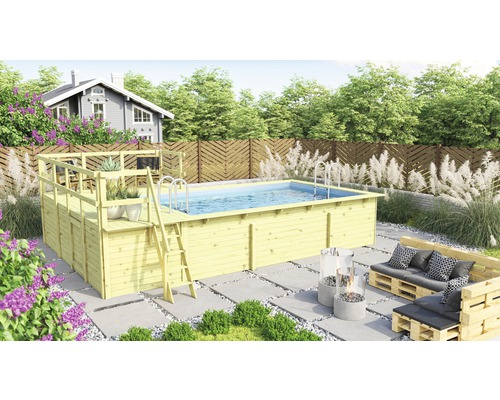 Scène avec une piscine en bois avec échelle, plateforme et coin salon dans le jardin