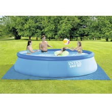 Familie spielt im Intex Easy Set Pool auf dem Rasen