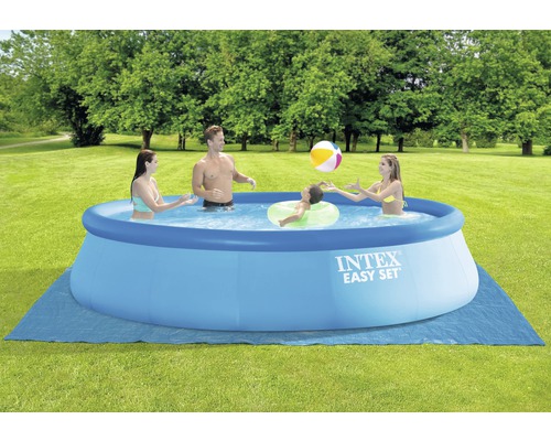 Famille jouant dans la piscine Intex Easy Set sur la pelouse