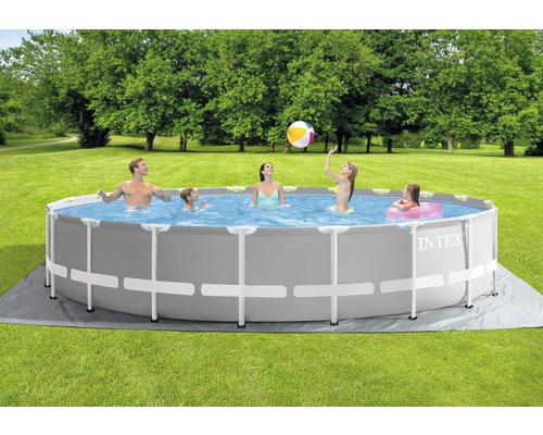 Famille dans la piscine hors-sol Intex dans le jardin