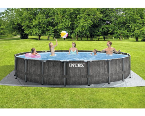 Famille dans une piscine hors sol dans le jardin avec le logo Intex