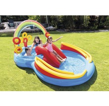 Pataugeoire gonflable avec toboggan, arc-en-ciel et arroseur d''eau dans le jardin avec des enfants qui jouent