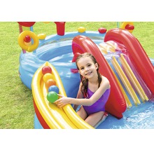 Piscine gonflable avec toboggan et enfant dans le jardin.