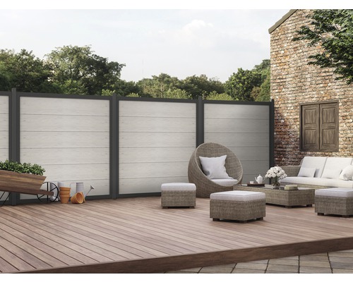 Aussenbereich mit Zaun, Terrasse und Gartenmöbeln