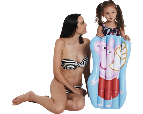 Mère et fille avec matelas pneumatique Peppa Pig