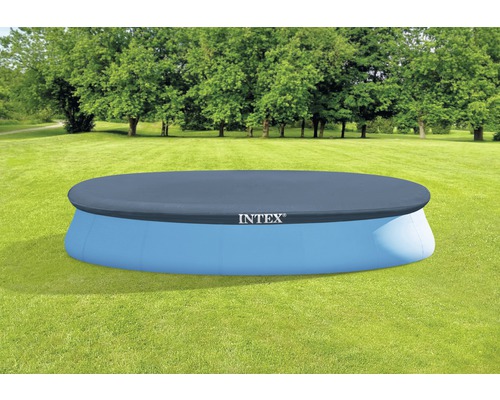 Piscine hors sol recouverte de la marque Intex dans le jardin