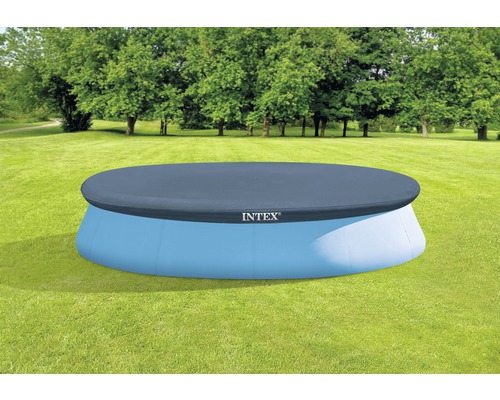 Piscine Intex avec couverture dans le jardin
